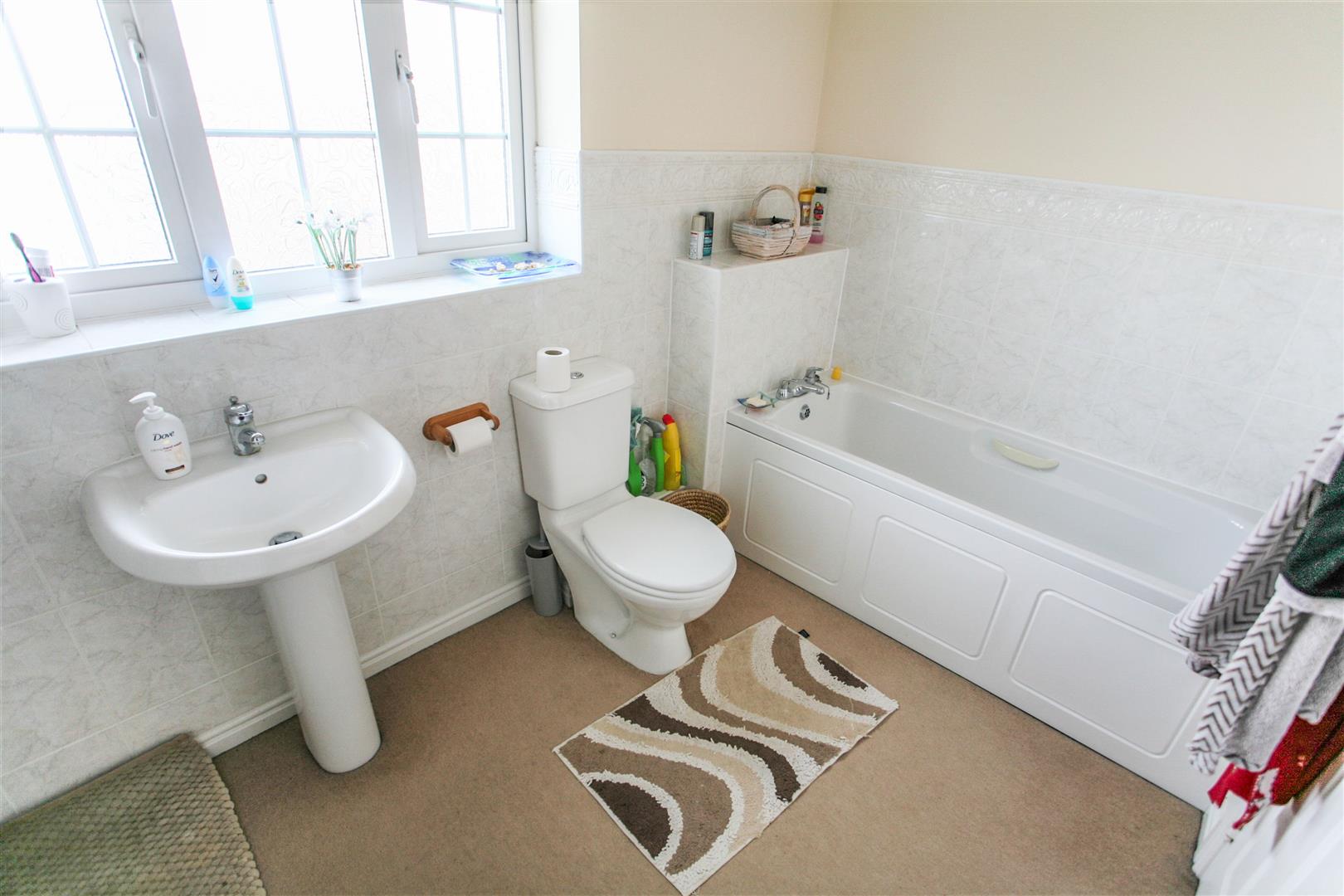 EN SUITE BATHROOM/WC
